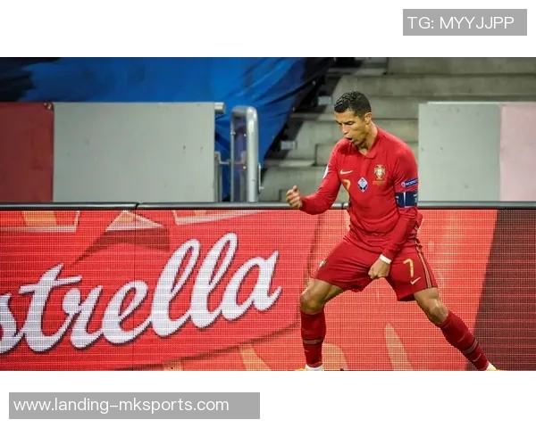 C罗在欧洲杯决赛中展现蝴蝶般灵动的精彩瞬间与传奇表现